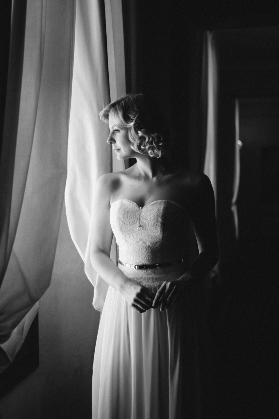 Schulterfreies Brautkleid 20er Jahre Stil mit Herzcorsage und Chiffonrock