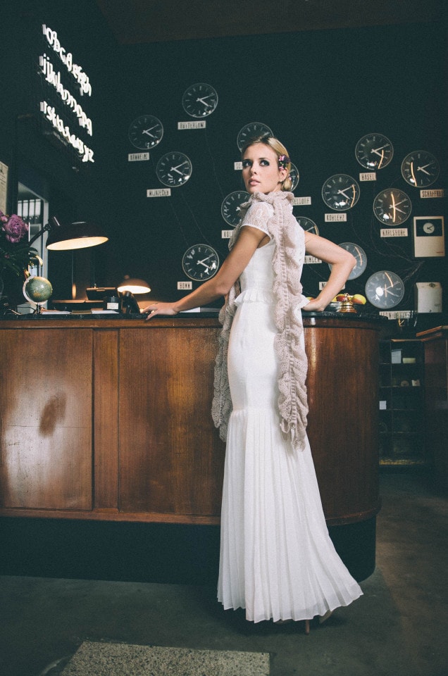 Langes Vintage Brautkleid Mine in schmaler Silhouette mit Schösschen