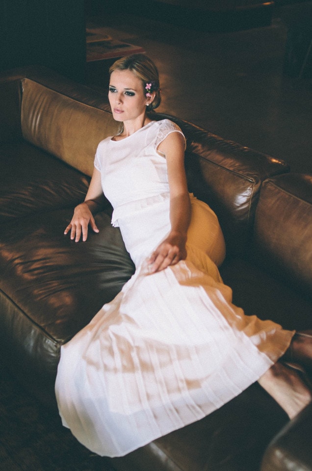 Vintage Seidenkleid Mine mit Plisseerock auf einem Ledersofa