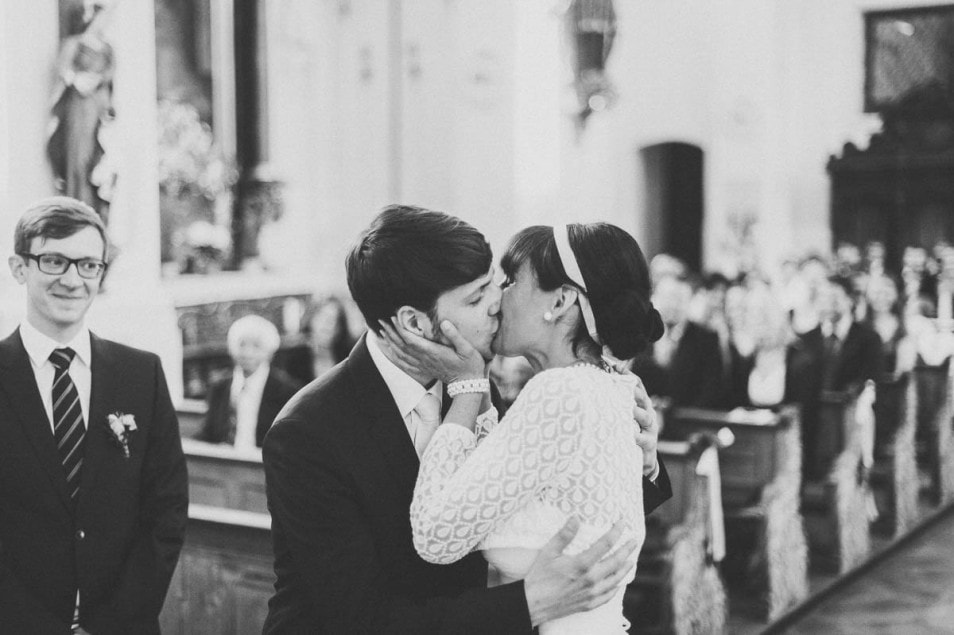 Der erste Kuss als Ehepaar