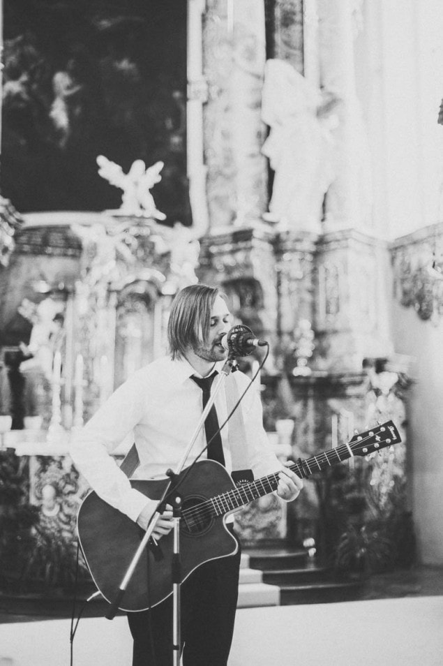 Gesangseinlage mit Gitarre in der Kirche