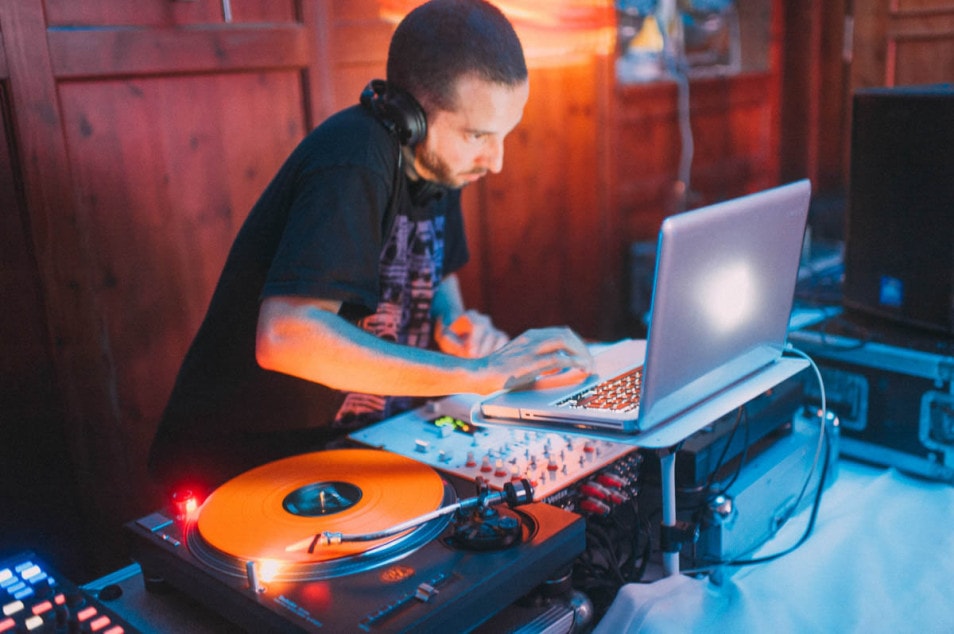 DJ macht Musik auf der Hochzeit