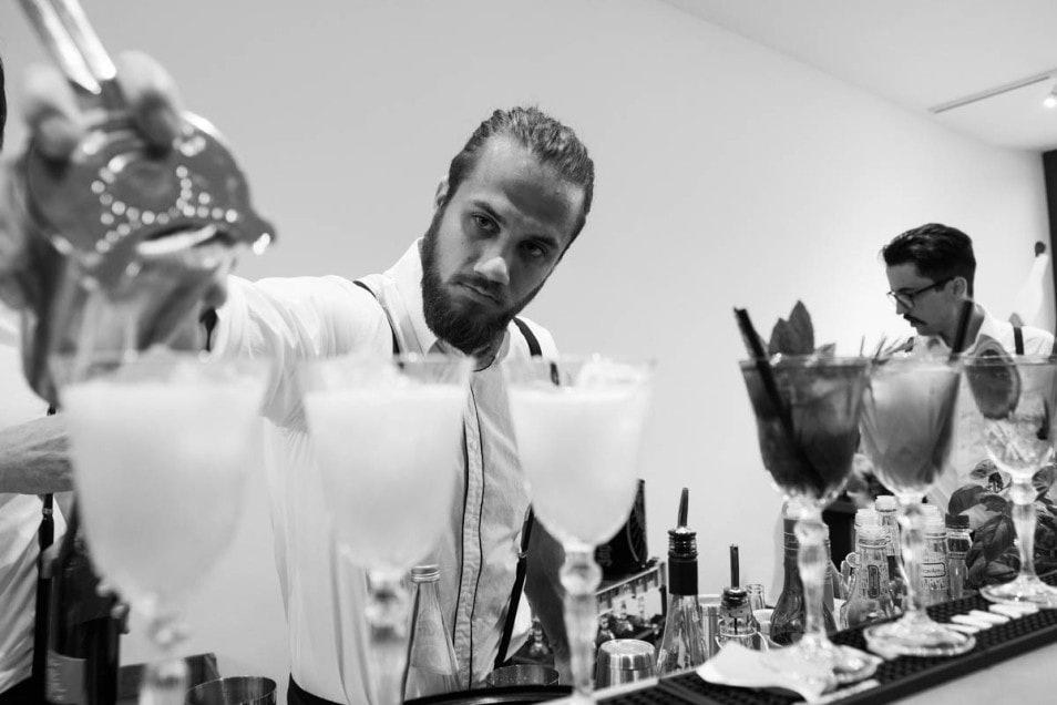 Barkeeper serviert Cocktails zur Hochzeit