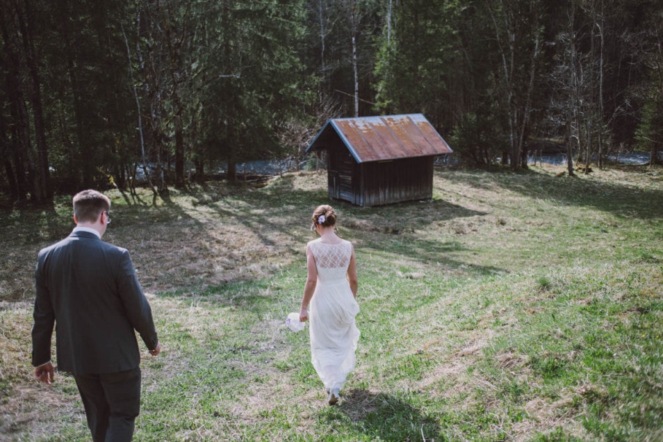 Brautpaar auf dem weg zu einer verlassenen Hütte