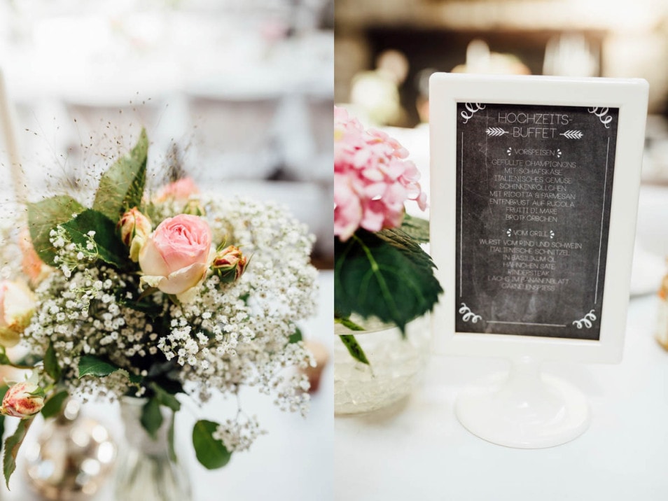 Hochzeitsdeko mit Blumen und Tischkärtchen