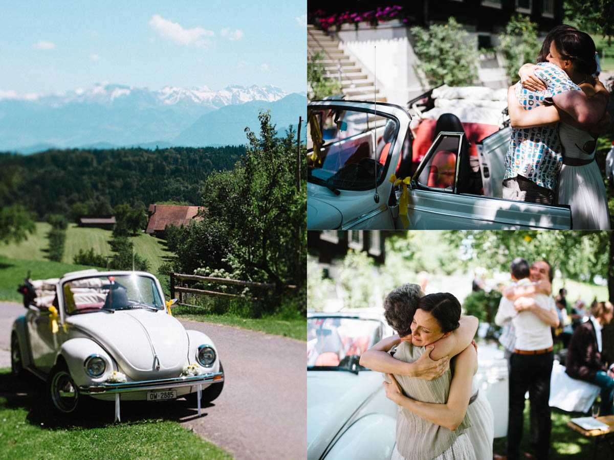 Weißer VW Käfer als Hochzeitsauto bei der Berghochzeit in der Schweiz