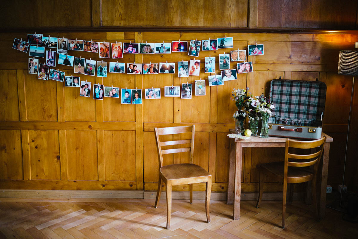 Bilderwand mit Kinderfotos des Brautpaars im Saal des Pilgerhauses