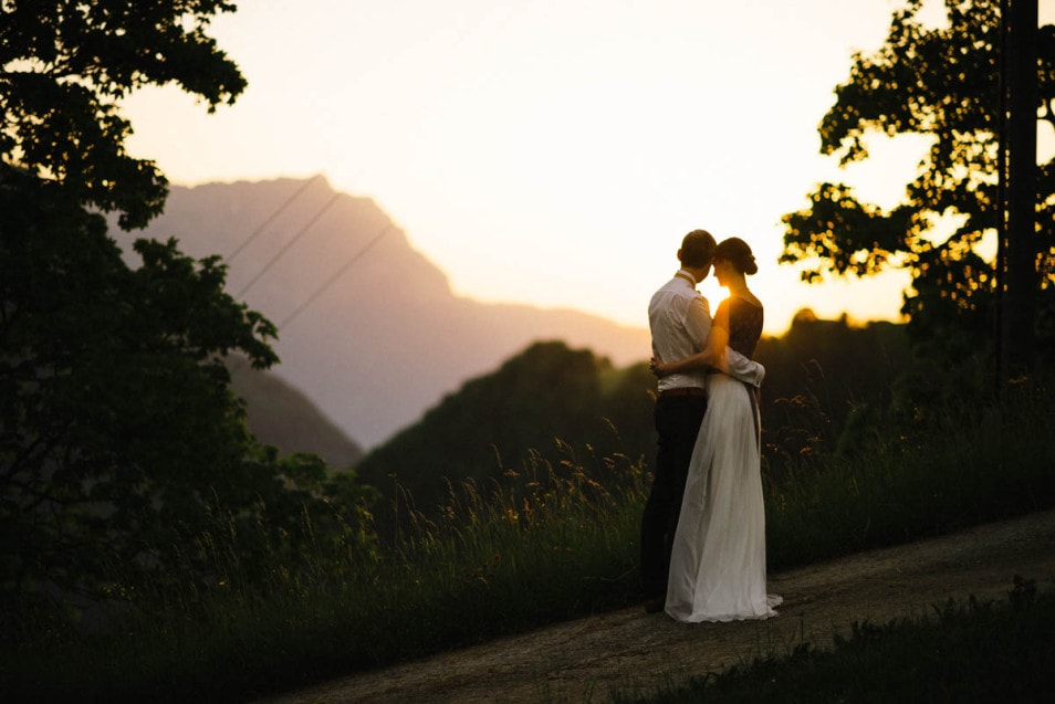 Berghochzeit das Brautpaar im Sonnenuntergang