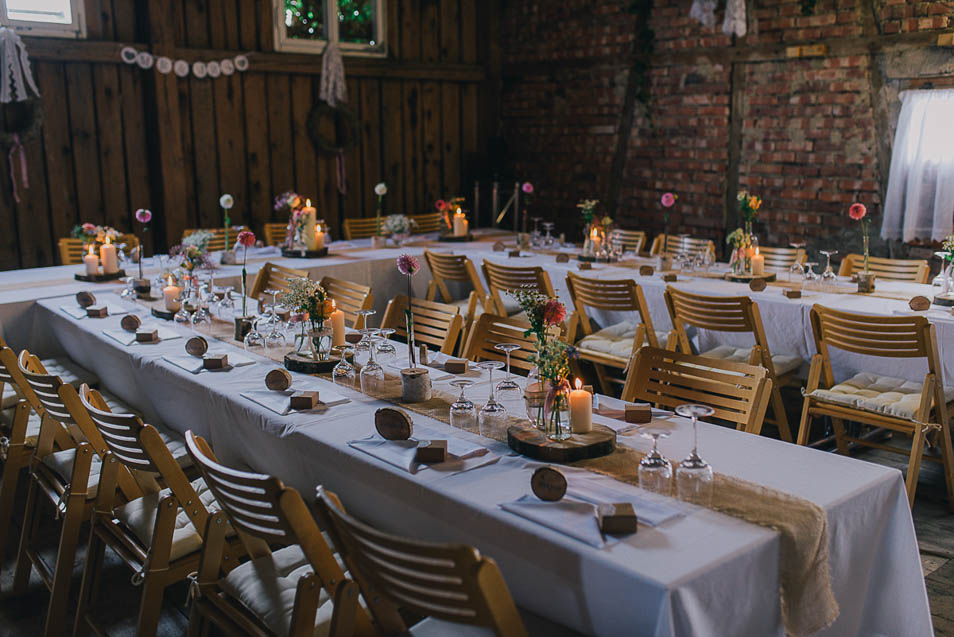 Hochzeitsfeier mit weißen Tischdecken