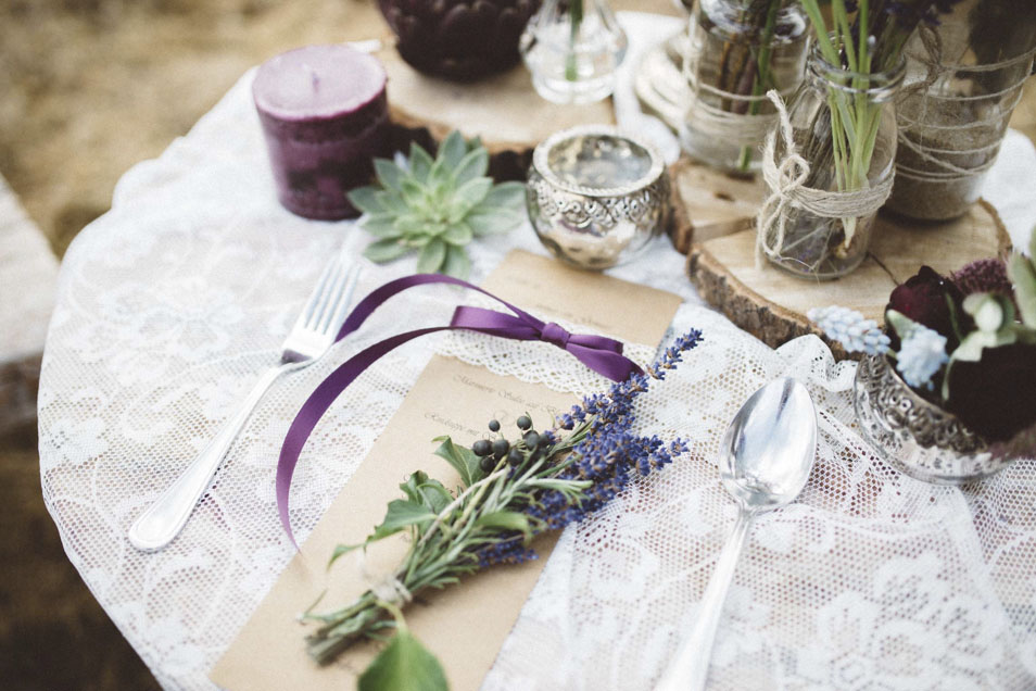 Blumendeko Lavendel zur Boho Hochzeit
