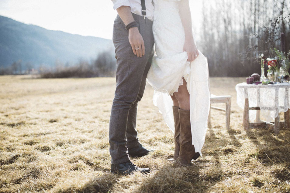 Braut trägt Cowboy Stiefel
