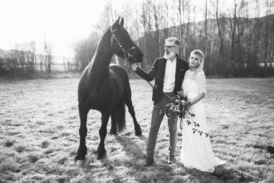 Brautpaar mit wildem Pferd