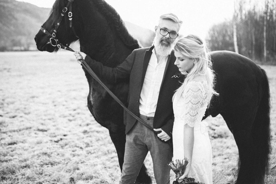Melancholische Stimmung Braut mit Bräutigam und Pferd