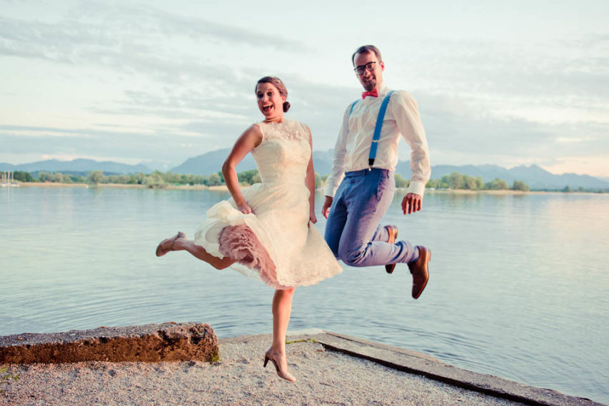 Hochzeitsparty am See – tolles Fest im 50ies Brautkleid