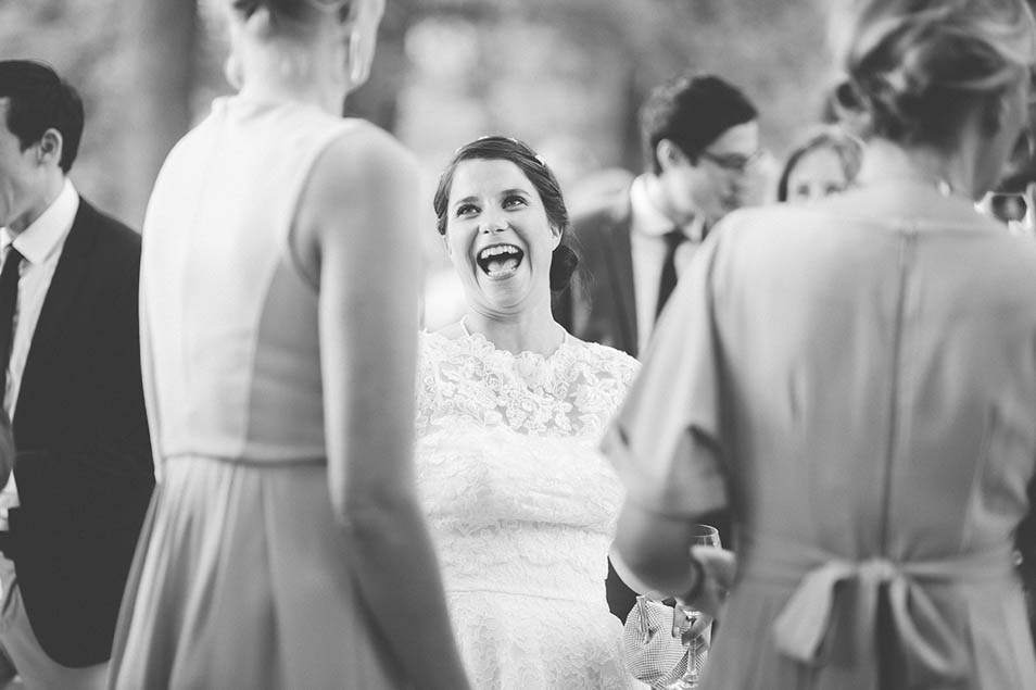 herzhaft lachende Braut bei ihrer Hochzeitsparty mit Freuden