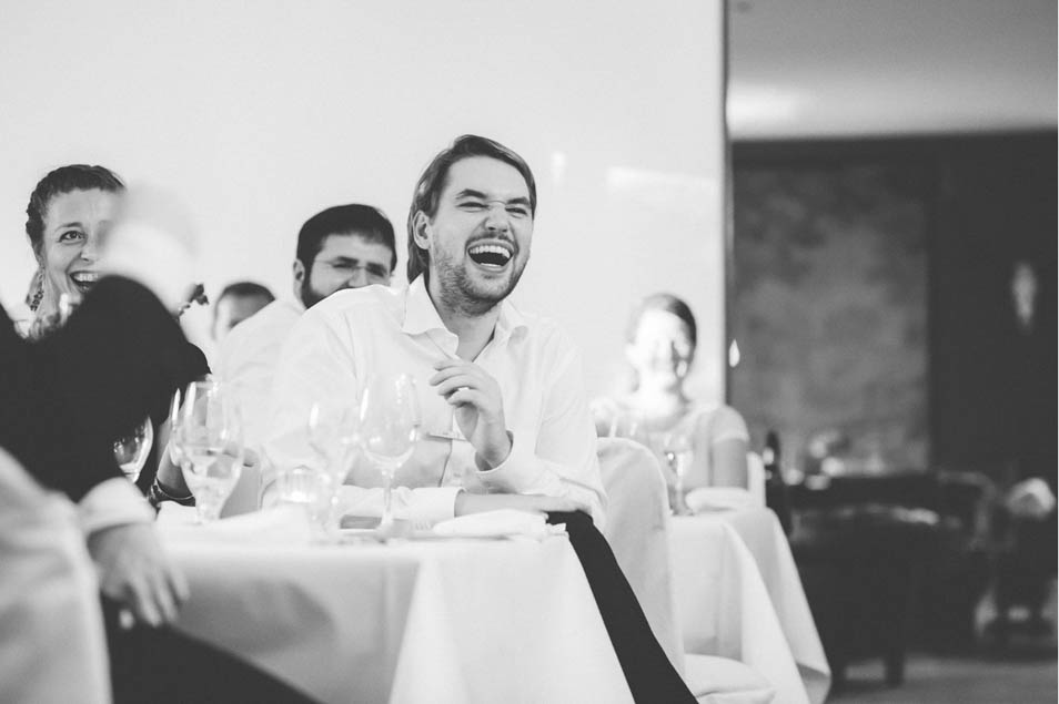 lachender Gast auf der Hochzeit