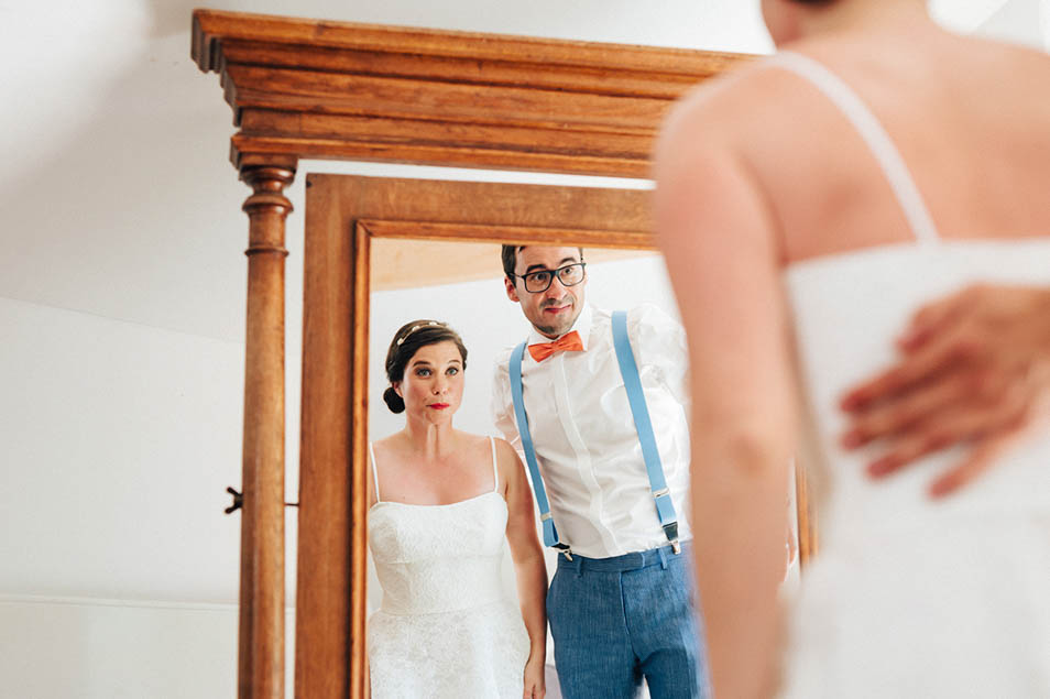Brautpaar betrachtet sich im Spiegel