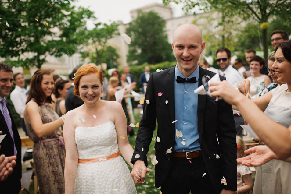 Besondere Hochzeit – glückliches Paar nach der Trauung