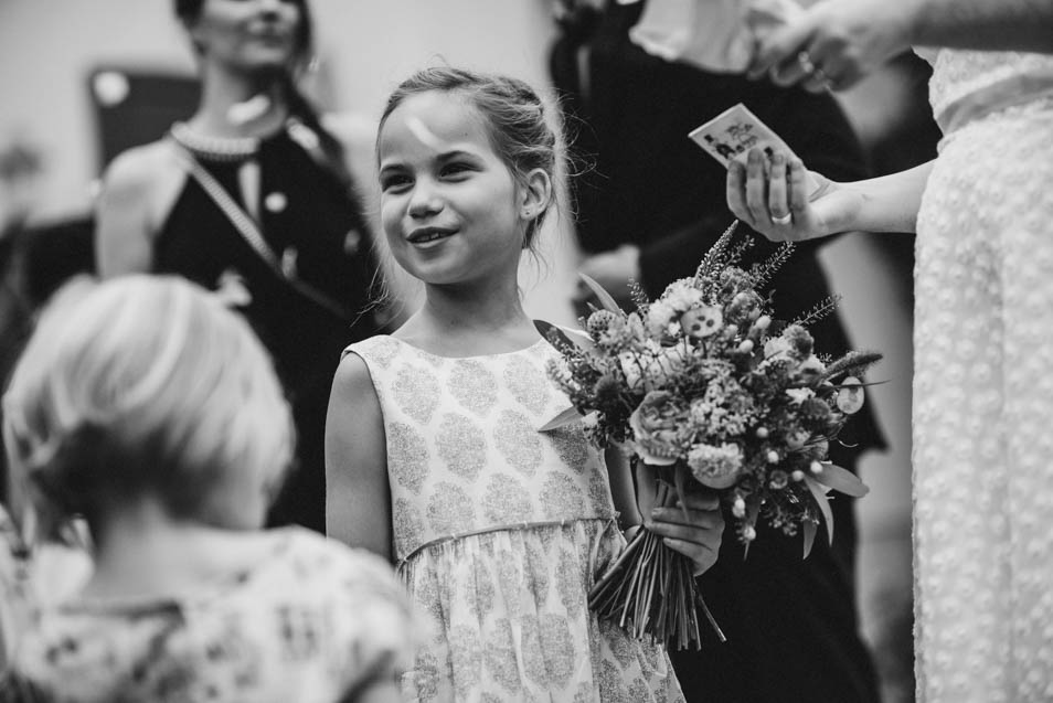 Kind mit Blumen bei freier Trauung