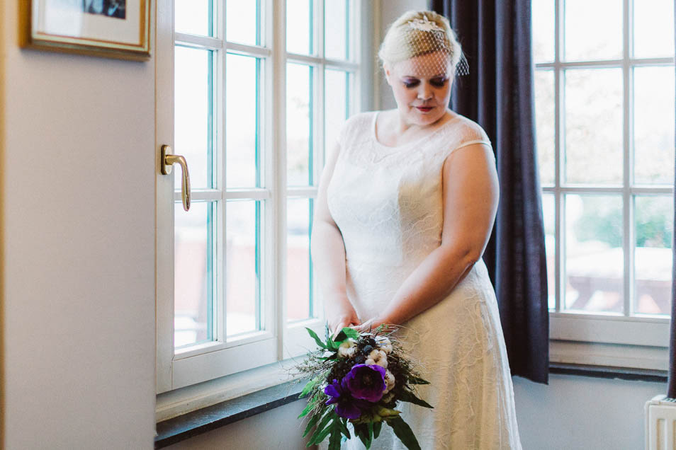 Plus Size Braut mit lila Braustrauß
