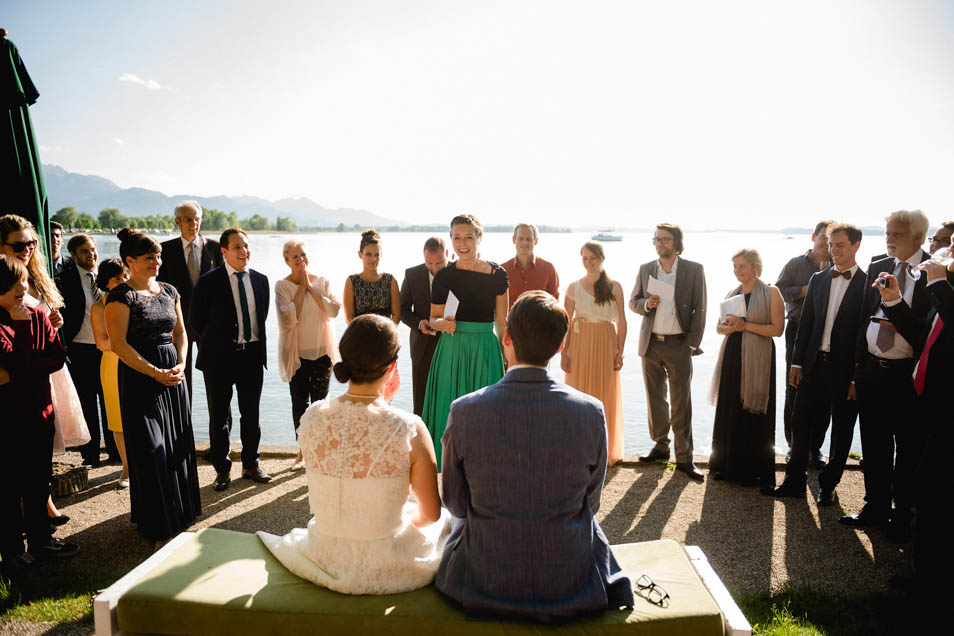 Fürbitten bei der Hochzeitsparty am See