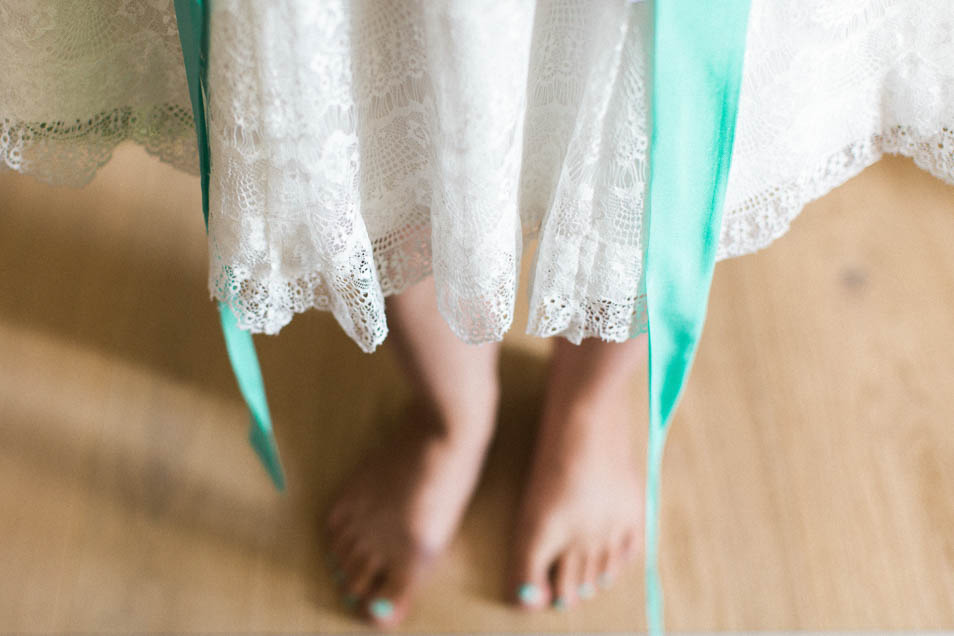 Brautkleiddetails: Spitze und Seidenband in Mint