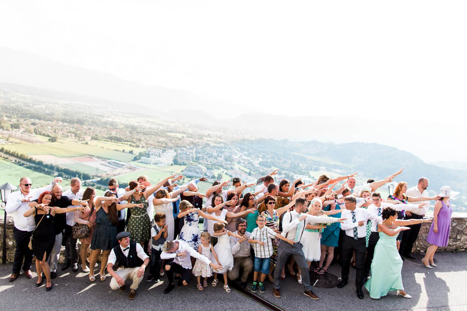 Witziges Gruppenfoto Hochzeitsgesellschaft auf Burg Landskron