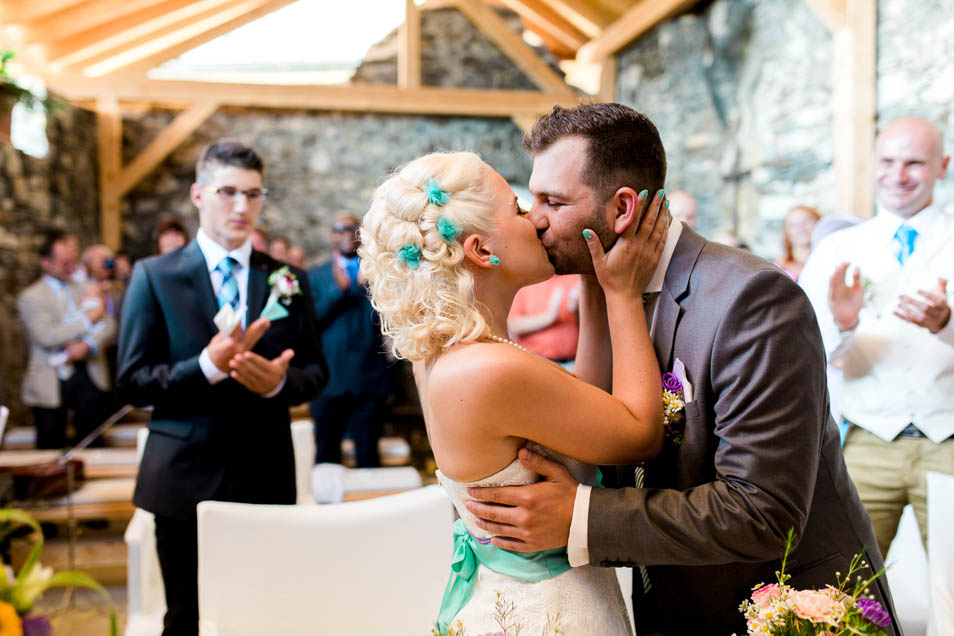 Glückliches Brautpaar küsst nach Trauung