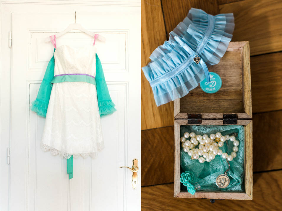 Brautkleid und mintfarbener Petticoat hängen an der Türe