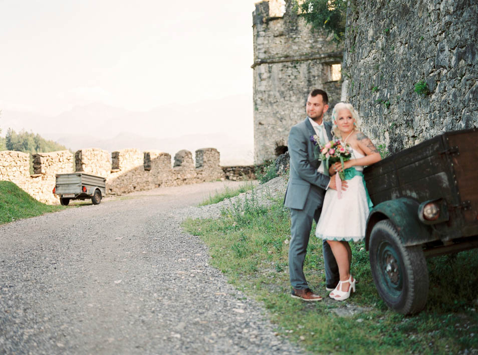 Brautpaar vor Burgmauern