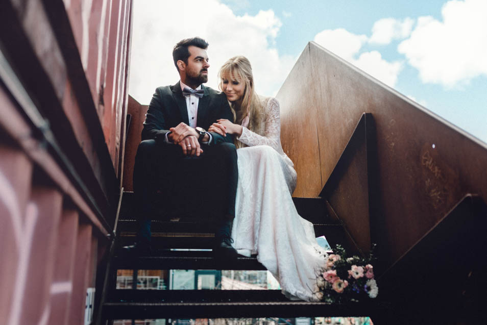 Brautkleider in Zürich, Start mit Brautpaar auf der Treppe 