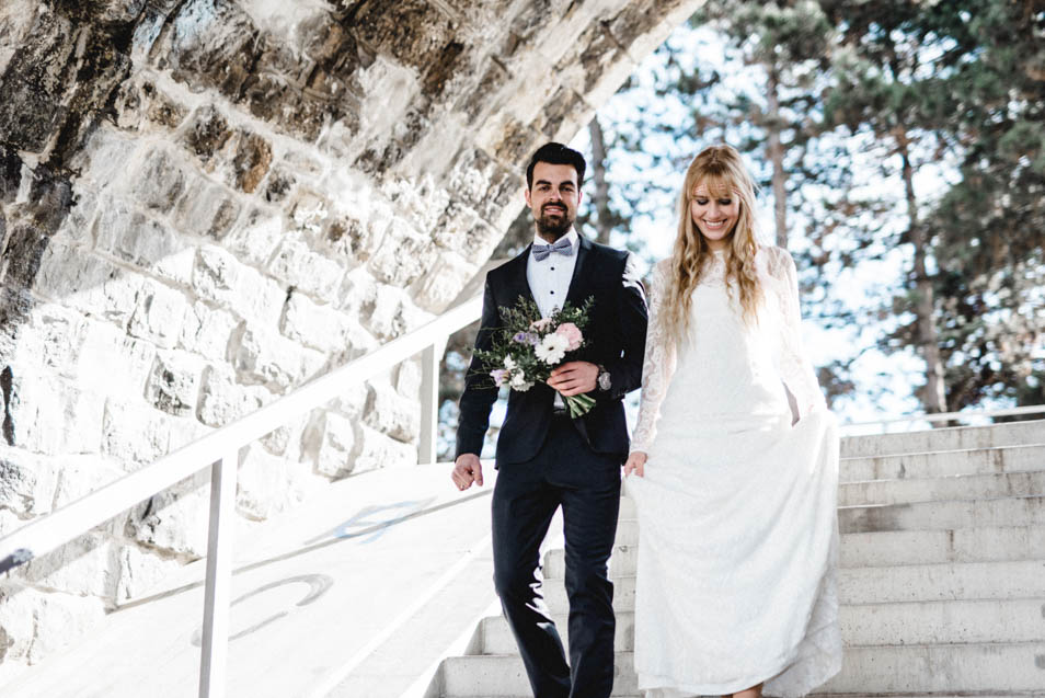 Brautpaar in Zürich steigt Treppe hinab