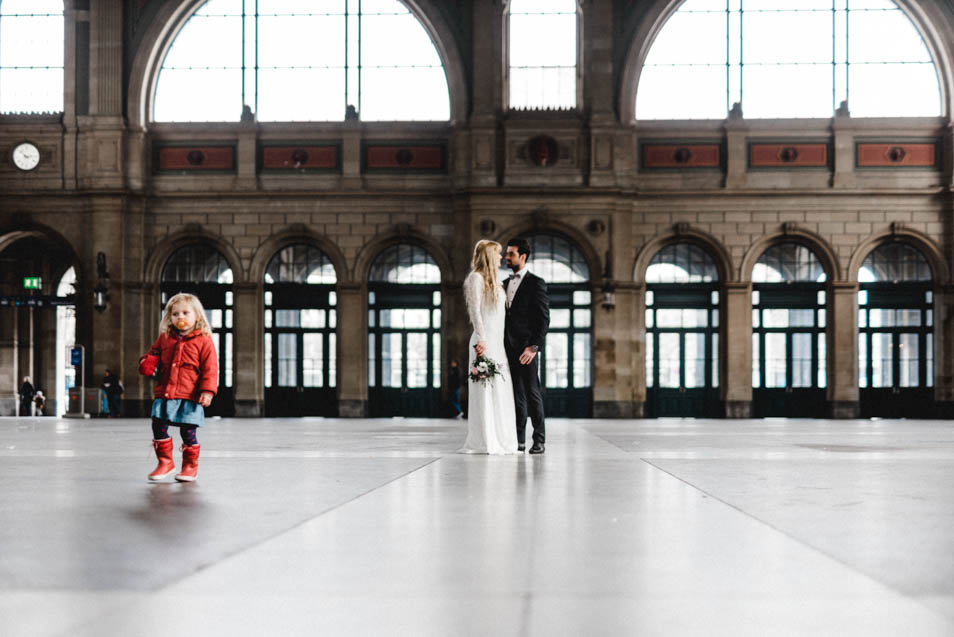 Brautpaar im Züricher Hauptbahnhof