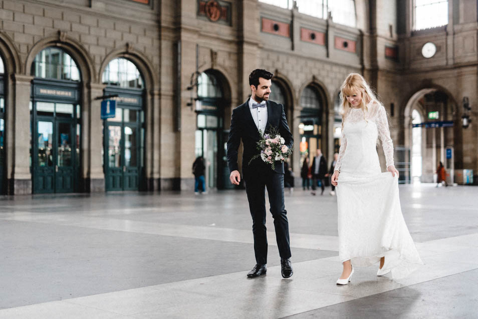 Schöne Braut mit Spitzen Brautkleid in Zürich