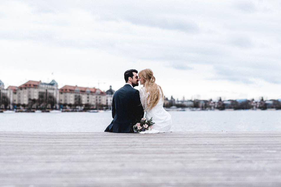 Küssendes Brautpaar auf dem Steg mit Brautkleid in Zürich