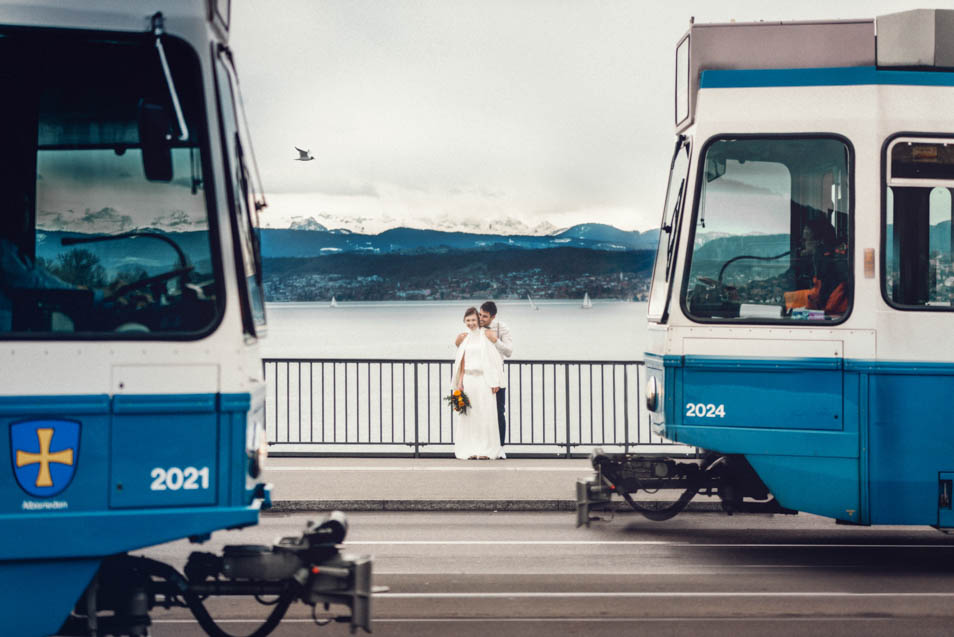 Straßenbahn und Brautkleid in Zürich