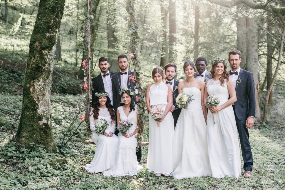 Fünf Boho Brautpaare nebeneinander im Wald