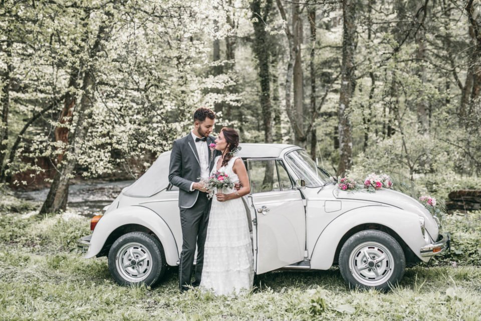 Brautpaar vor VW Käfer 