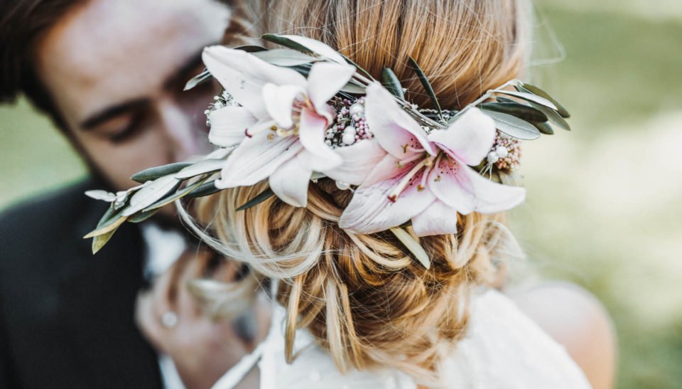 schöne Blumen im Haar der Braut