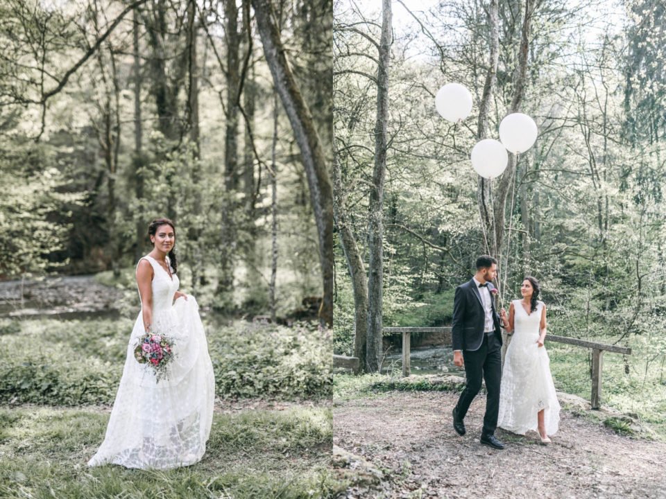 Brautpaar läuft mit Luftballons über Brücke im Wald