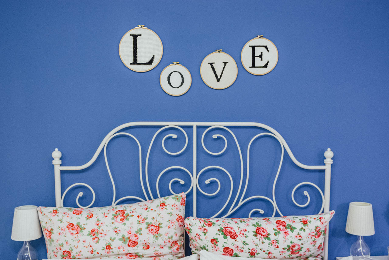 LOVE Schriftzug über dem Bett des Brautpaares