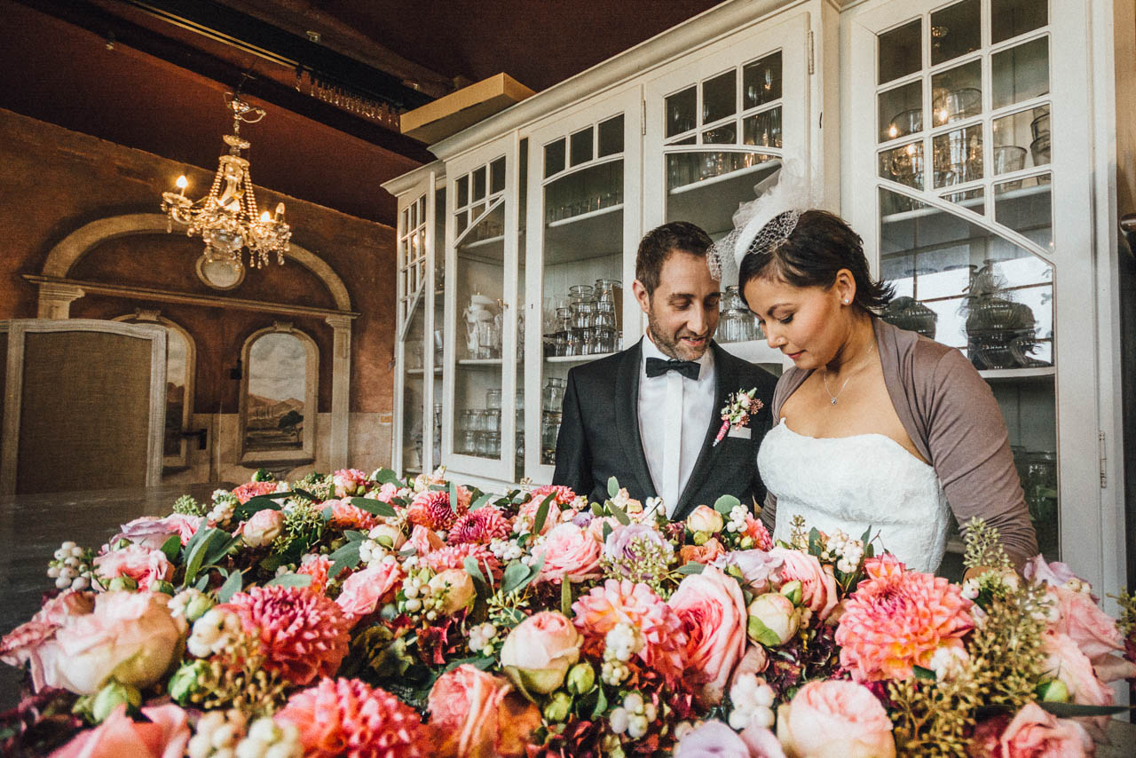 Brautpaar am Blumentisch in der Alten Gärtnerei Taufkirchen – Hochzeitsdeko Herbst vintage