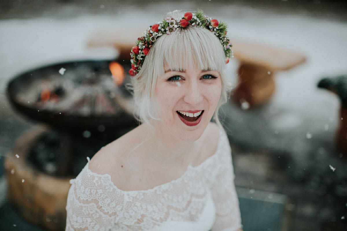 lachende Braut im Schnee