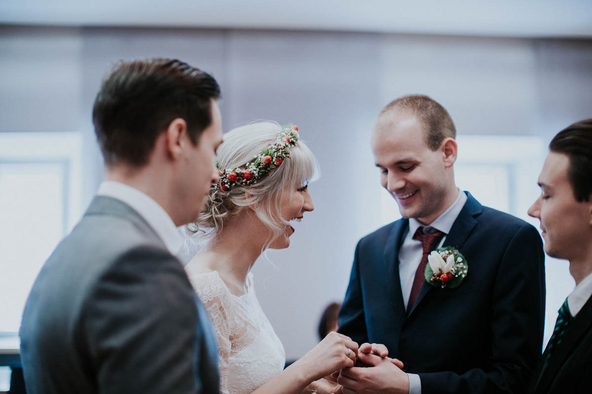 Bräutigam zieht Braut den Ring an