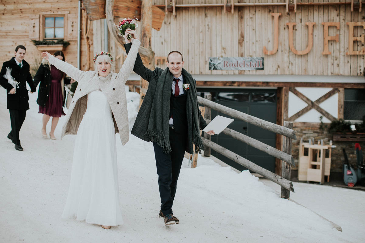 glückliches Brautpaar im Schnee