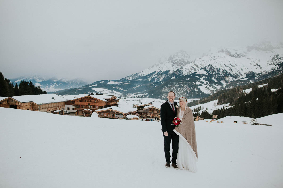 Brautpaar im Schnee auf der Alm