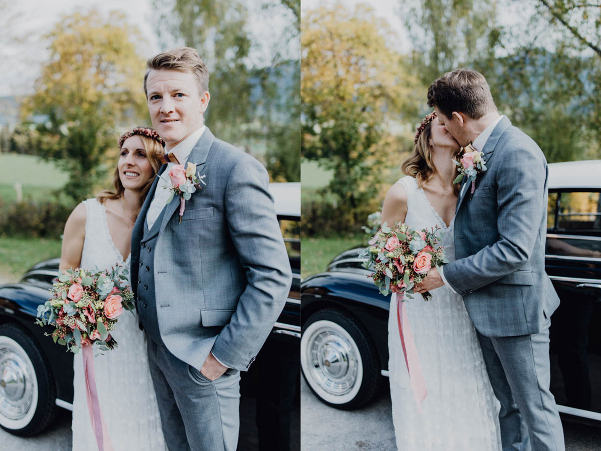 Brautpaar küsst sich vor Hochzeitsauto
