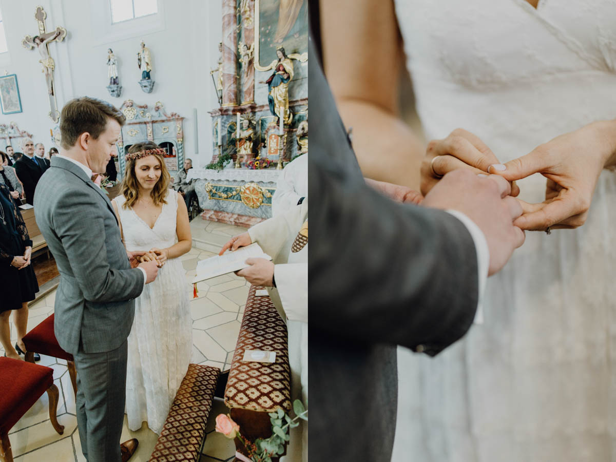 Bräutigam steckt der Braut den Ehering bei kirchlicher Trauung an 