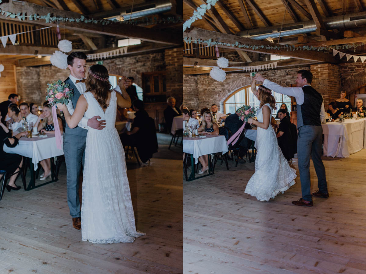 Brautpaar tanzt bei Scheunenhochzeit