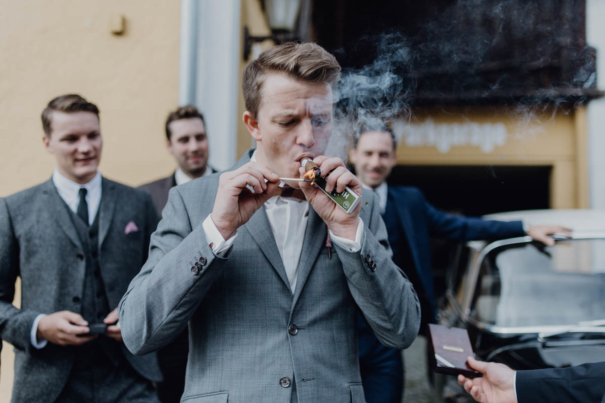 Bräutigam macht sich Zigarre an